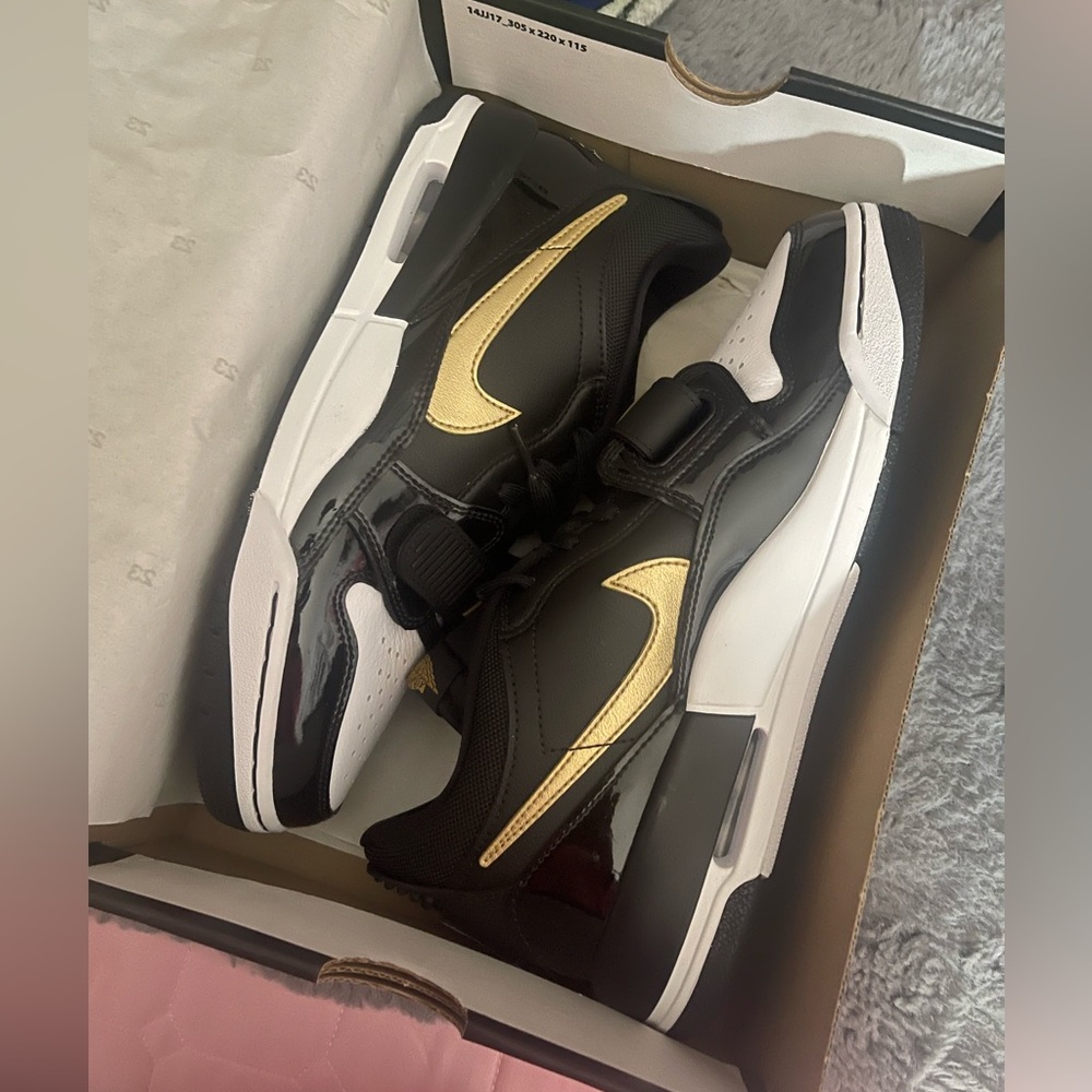 Air Jordan - Picture 2 of 5